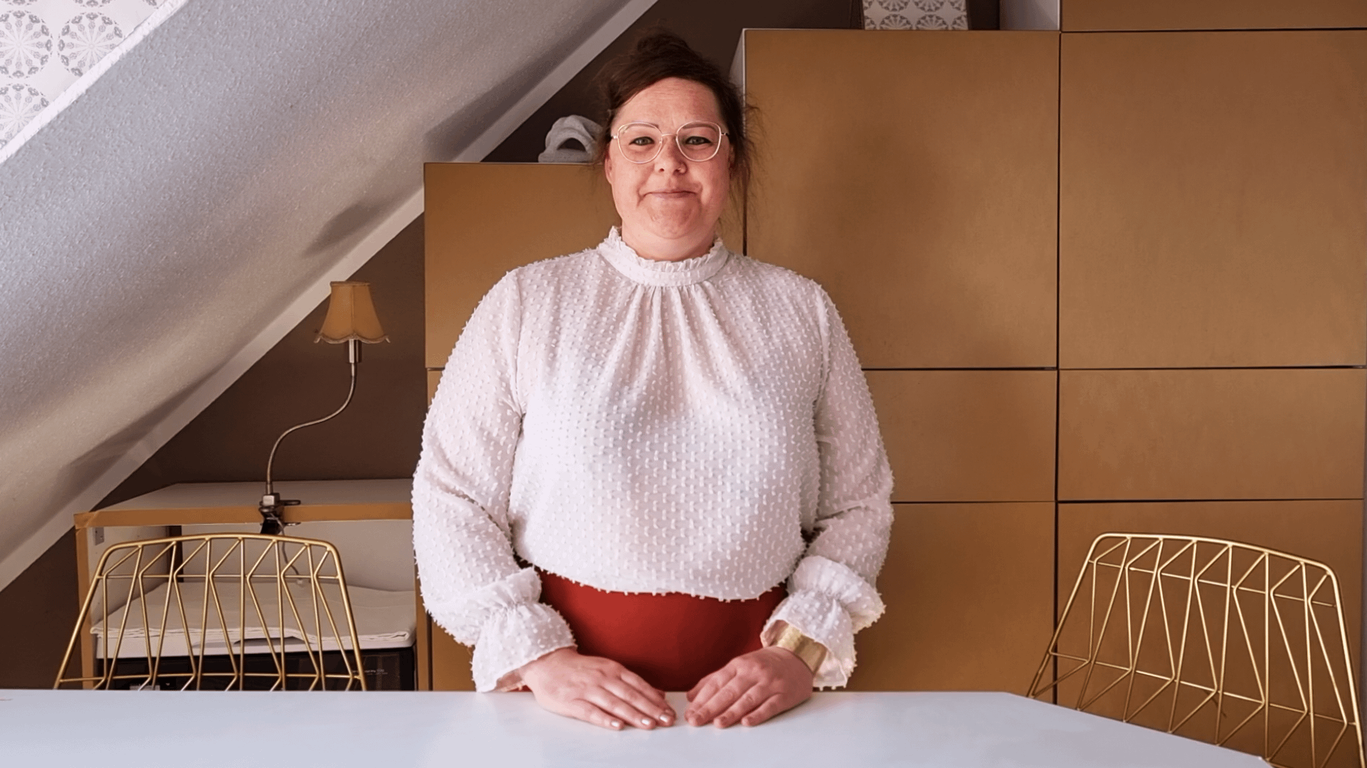 Ordnungscoach Friederike Ascher von WOHNE WUNDERBAR aus Köln am aufgeräumten Schreibtisch für Video-Dreh